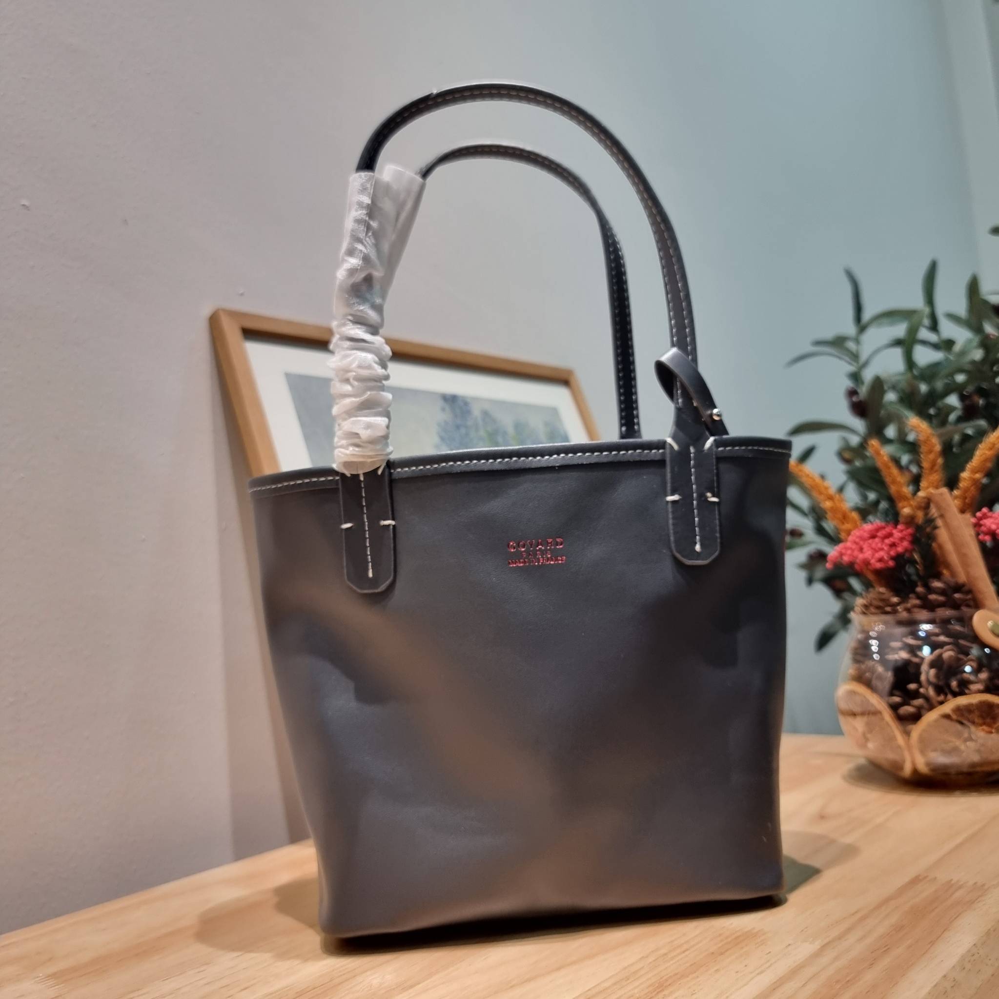 GOYARD MINI ANJOU REVERSIBLE TOTE ฮอตไอเท็ม กับกระเป๋าสะพายทรงโท้ท ไซส์มินิ กะทัดรัดมาก มาครบสีขายดี เลิศทุกสี รูปทรงคลาสสิค ดีไซน์เป็นเอกลักษณ์ ใช้งานได้หลากหลาย สามารถกลับด้านใช้ได้แบบไม่มีเบื่อ