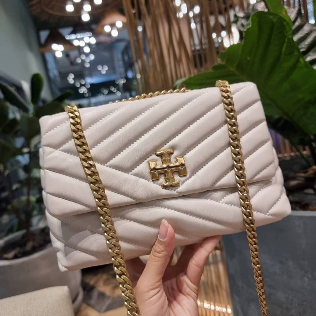 TORY BURCH KIRA CHEVRON CONVERTIBLE SHOULDER BAG (SMALL / MEDIUM) กระเป๋าสะพายรุ่นยอดฮิต ไซส์คลาสสิค ที่ใช้ยังไงก็ดูหรู ดีไซน์เฉพาะตัว วัสดุหนังแกะ สัมผัสนิ่ม เปิด-ปิดด้วยกระดุมแม่เหล็ก ภายในเป็นช่องโล่ง ใส่กระเป๋าสตางค์ มือถือ เครื่องสำอางค์ พาวเวอร์แบงค
