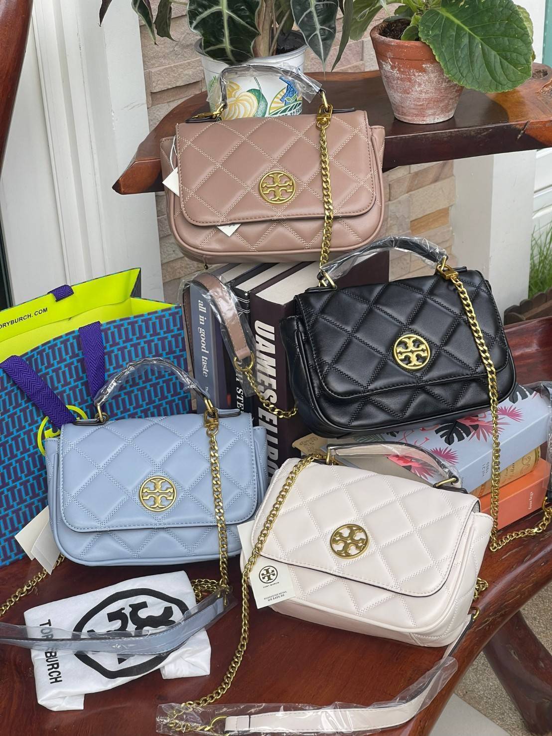 Tory burch crossbody and mini top handle Bag กระเป๋าถือที่มีดีไซน์แสนจะธรรมดาแต่ให้ลุดสุดชิด โดยลวดลายการเดินด้ายกระเป๋าที่มีรสนิยมดูแล้วคลาสสิค ตัวกระดุมของกระเป๋าเปิด-ปิดได้ง่าย หนังมีความนิ่ม จะถือก็ให้ความเก๋ได้อีกแบบ เหมาะกับการไปเที่ยวทั้งในวันสบาย