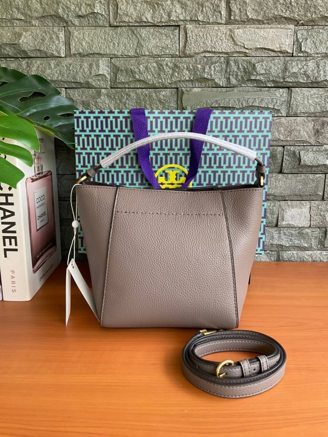 คอลเลคชั่นขายดี มากี่รอบๆ ก็หมดไวทุกรอบ!! TORY BURCH MCGRAW MINI BUCKET BAG กระเป๋าสะพาย และ ถือ คล้องแขน ทรงถัง สะพายได้ 2 ทรง ผลิตจากหนังแท้ หนังลูกวัว หนังนุ่ม หนังหอม น้ำหนักเบามากกก!! หนังลื่น นิ่มสวยมากๆ!! ด้านหน้าประดับโลโก้แบรนด์ ภายในโล่งกว้าง มี