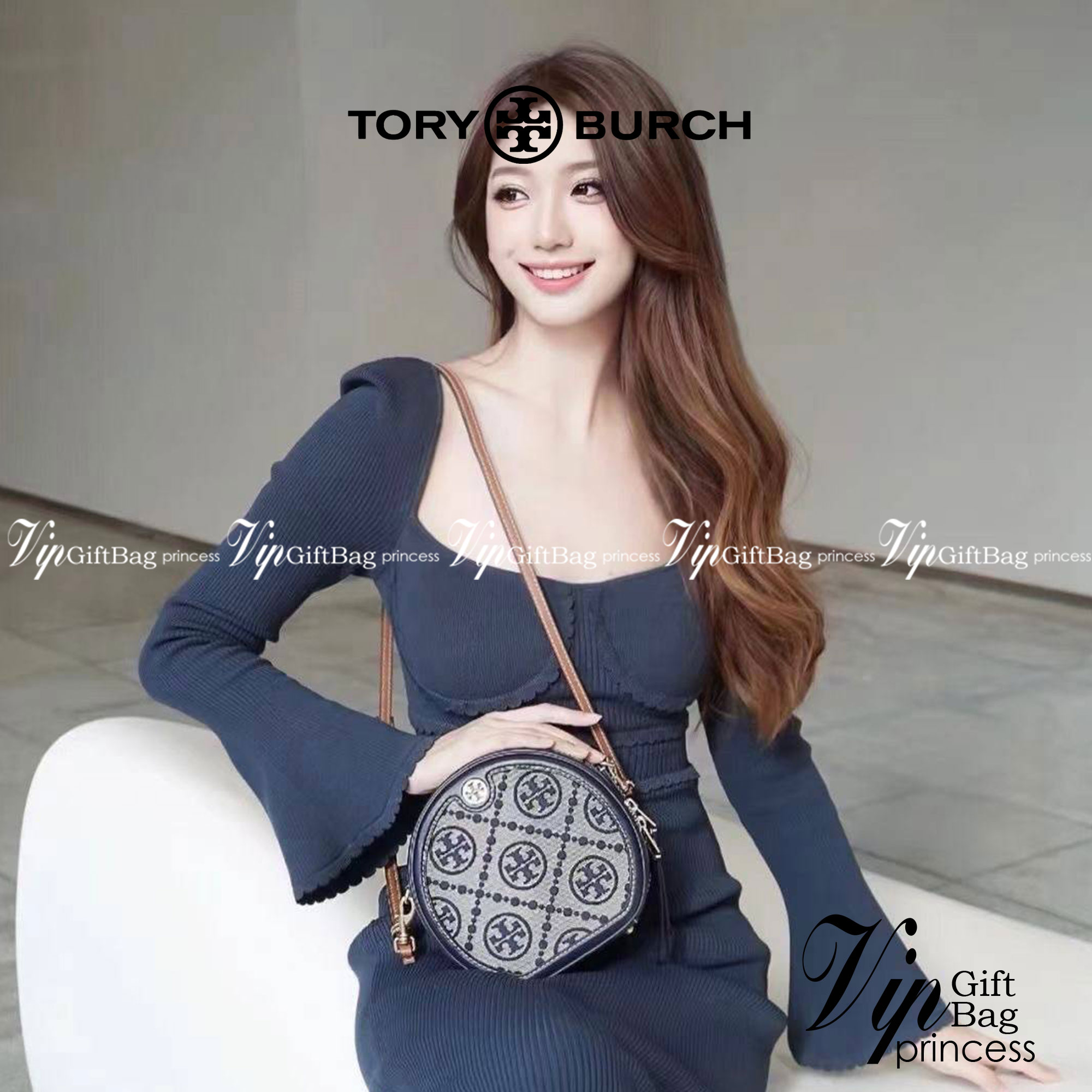 TORY BURCH T MONOGRAM JACQUARD CIRCLE BAG ((Large size)) พร้อมส่งที่ไทย สวยก่อนใครที่นี่! กระเป๋าจาก Tory burch รุ่นนี้มาในสไตล์ทรงวงกลม สุดคลาสสิค ดูคล่องตัวมากขึ้น วัสดุJacquardทอลายแบรนด์+ขอบหนังแท้ ได้ลงตัวสวยงามอยู่เหมือนเดิมค่ะ