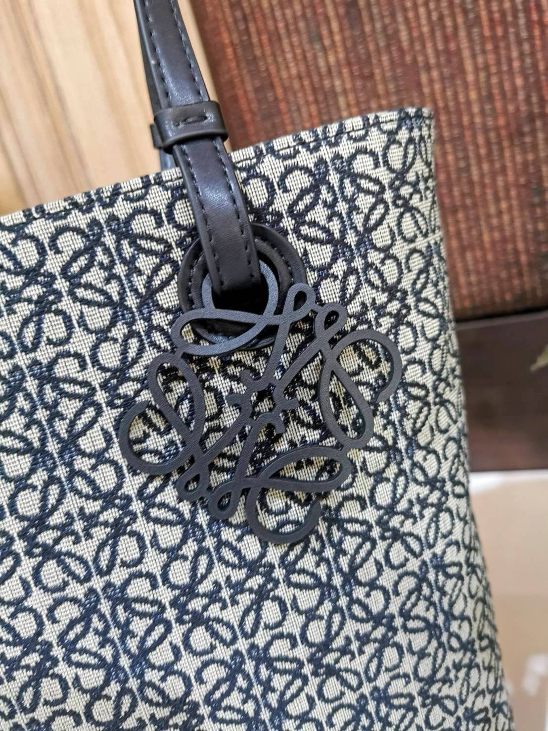 LOEWE ANAGRAM TOTE BAG VIP GIFT WITH PURCHASE GWP พรีเมี่ยมกิ๊ฟ Limited จาก LOEWE PERFUME DUTYFREE ไอเท็มใหม่! ดีไซน์สวยคงเอกลักษณ์ด้วยวัสดุ Anagram Canvas Jacquard Fabric ผสมผสานหนังแท้ Calfskin ลงตัวสุดคลาสสิค ขนาดกำลังดี น้ำหนักเบา ใส่เอกสาร A4 Noteboo