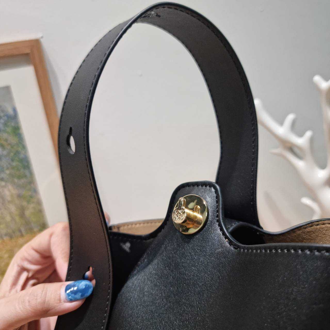 LOEWE MINI PEPBLE BUCKET IN MELLOW กระเป๋าทรงบัคเก็ต รูปทรงสวยใช้งานง่าย กิมมิคหรูหราสุดๆ