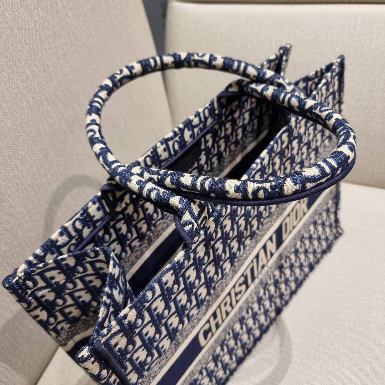 VIP 】HOT ARRIVAL!! DIOR CD SHOPPING BAG WITH GWP กระเป๋าทรงช้อปปิ้งใบใหญ่ จุใจ!! พรีเมี่ยมกิ๊ฟรุ่นดับเบิ้ลฮอต ดีไซน์คลาสสิควินเทจ สวยหรู วัสดุผ้าแคนวาสลายกราฟฟิค ภายในโล่งกว้างมากๆ ใส่ของจุสุดๆ โน้ตบุ้ค ไอแพด กระเป๋าสตางค์ มือถือ หรือเสื้อผ้ายังได้ สะพายค