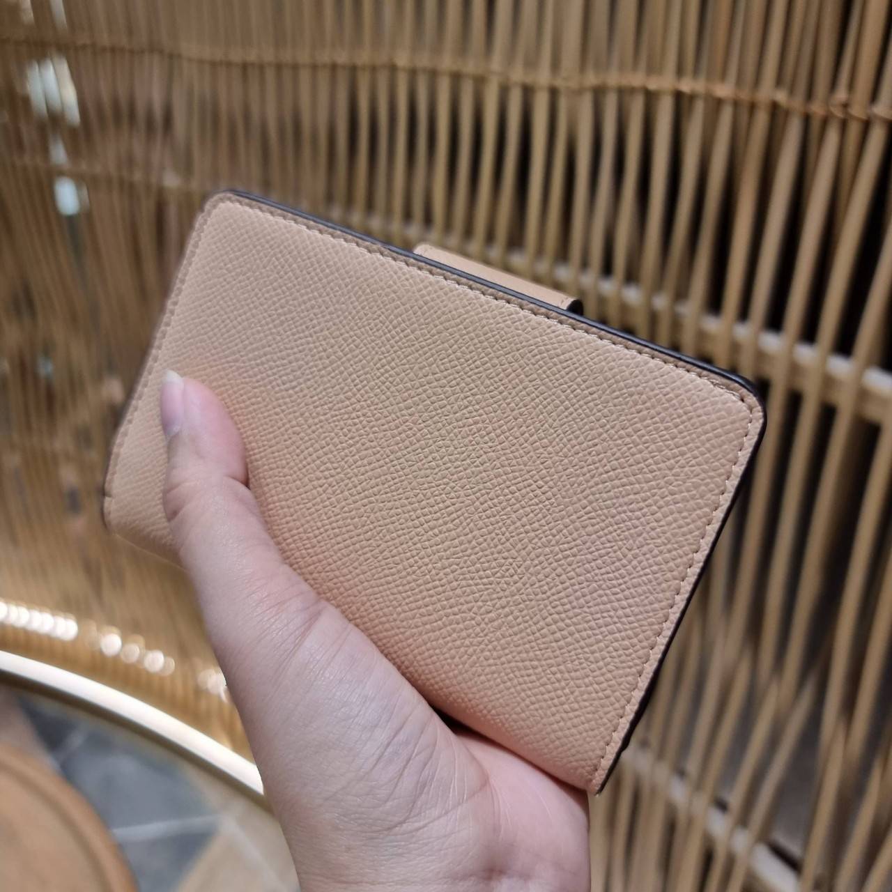 COACH 6390 MEDIUM CORNER ZIP WALLET เดอะเบสท์รุ่นที่สาวๆตามหา!! ดีไซน์ใหม่ สวยสะกด!! กระเป๋าสตางค์ใบกลาง สีคลาสสิค เรียบแต่แฝงความหรู บอกเลยว่ามันละมุนมาก!! ด้วยวัสดุหนัง crossgrain ที่ดูแลรักษาง่าย และยังดูผู้ดี ถือใช้แล้วขับผิวทุกสี ภายในมีช่องใส่บัตรแล