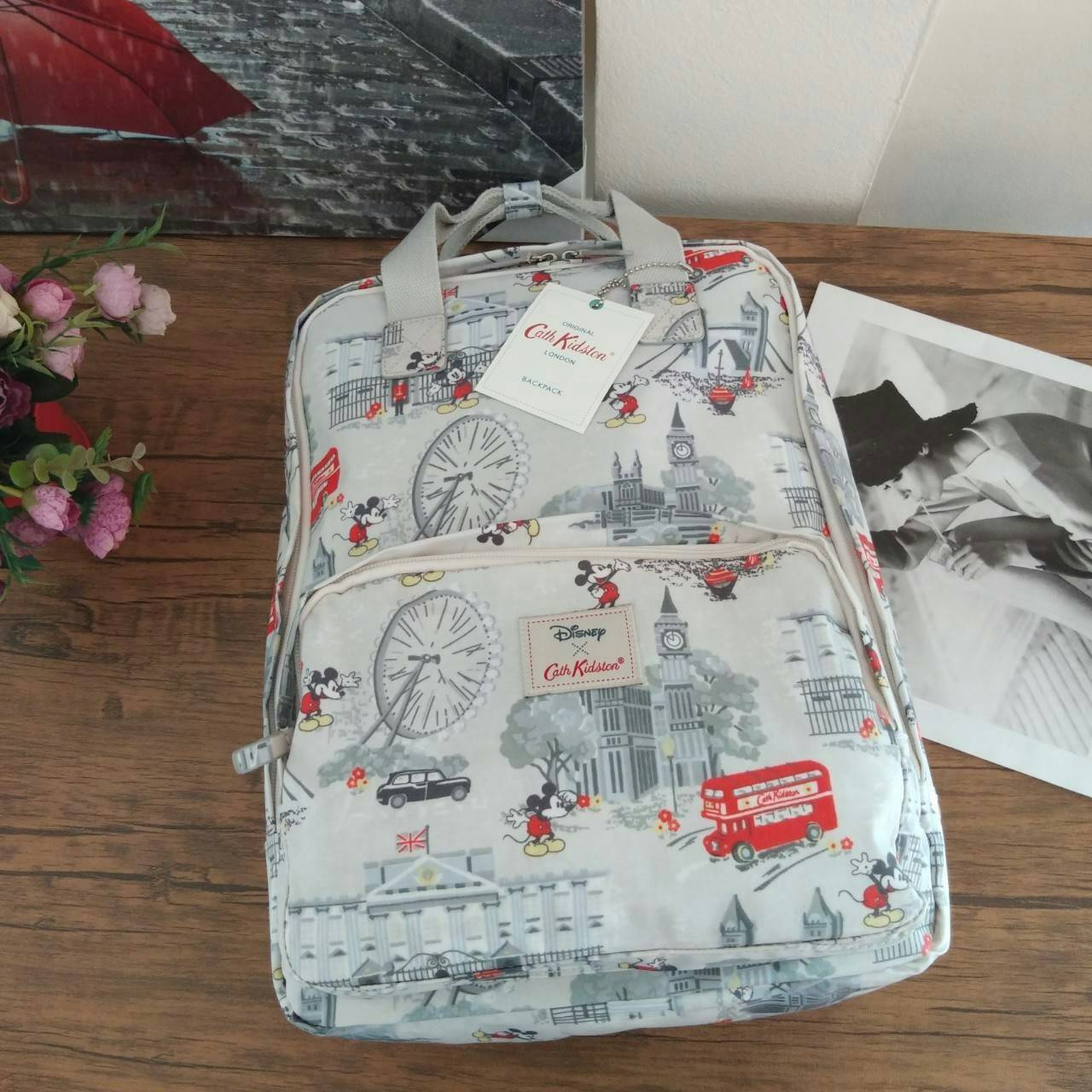 Cath Kidston Backpack Bag กระเป๋าเป้ สไตล์วินเทจ ด้านหน้ามี 1 ช่องซิป เปิดปิดด้วยซิป มีช่องหลักโล่งกว้าง และช่องเล็ก ใบนี้จุของได้เนอะ คุ้มค่าเกินราคาค่ะ