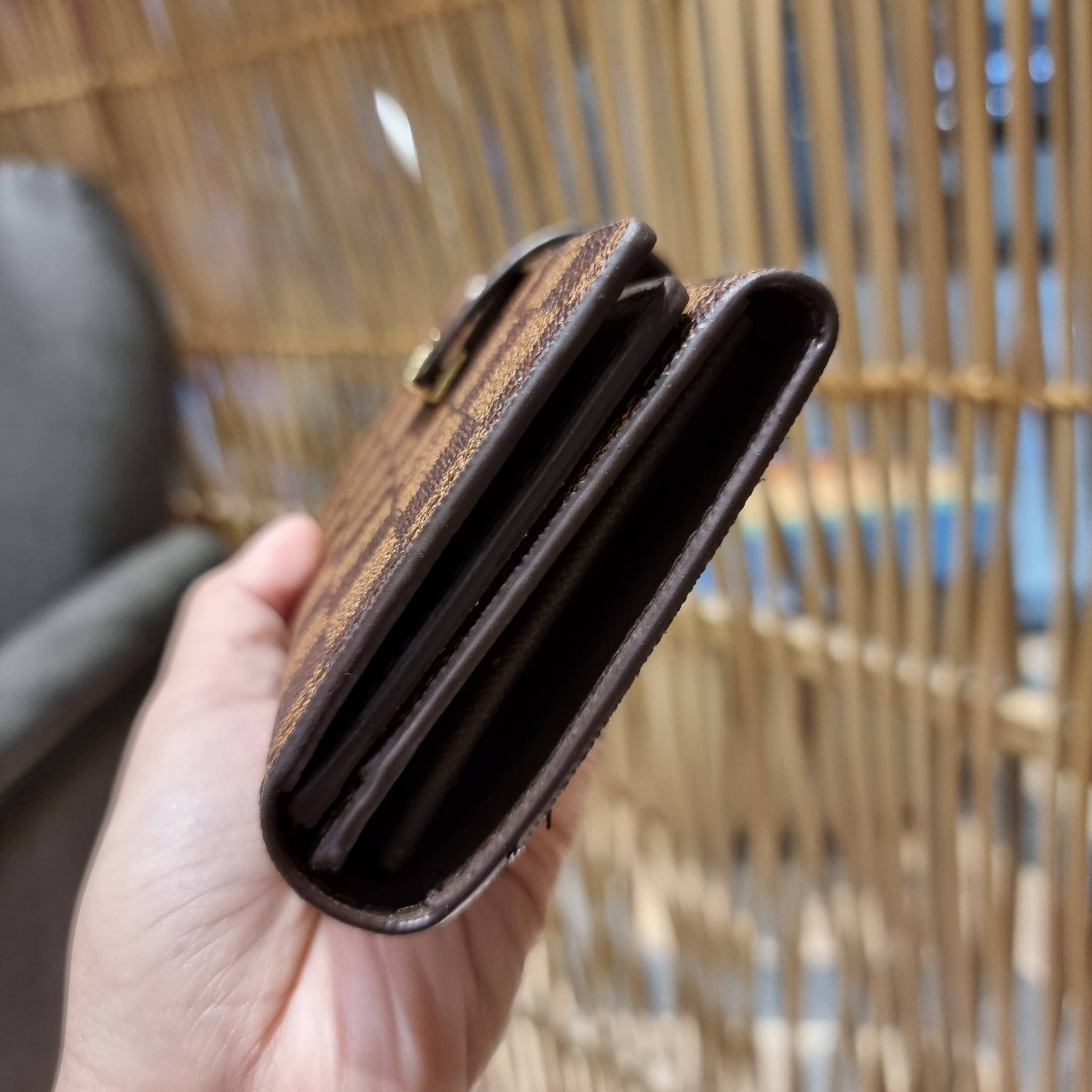 VIP 】ได้เวลาเปลี่ยนกระเป๋าสตางค์รับทรัพย์กันแล้ว!! LV vip wallet กระเป๋าสตางค์พรีเมี่ยมกิ๊ฟ เป็นไอเท็มหายาก ที่สาวๆต้องว้าว!! ใบยาวขนาดกำลังเหมาะมือ ถือแล้วขับผิวทุกสี วัสดุหนังแคนวาส ทนทาน เปิด-ปิดด้วยกระดุม ภายในมีช่องใส่บัตรเยอะมาก แบ่งสัดส่วนสวย ใส่ธน