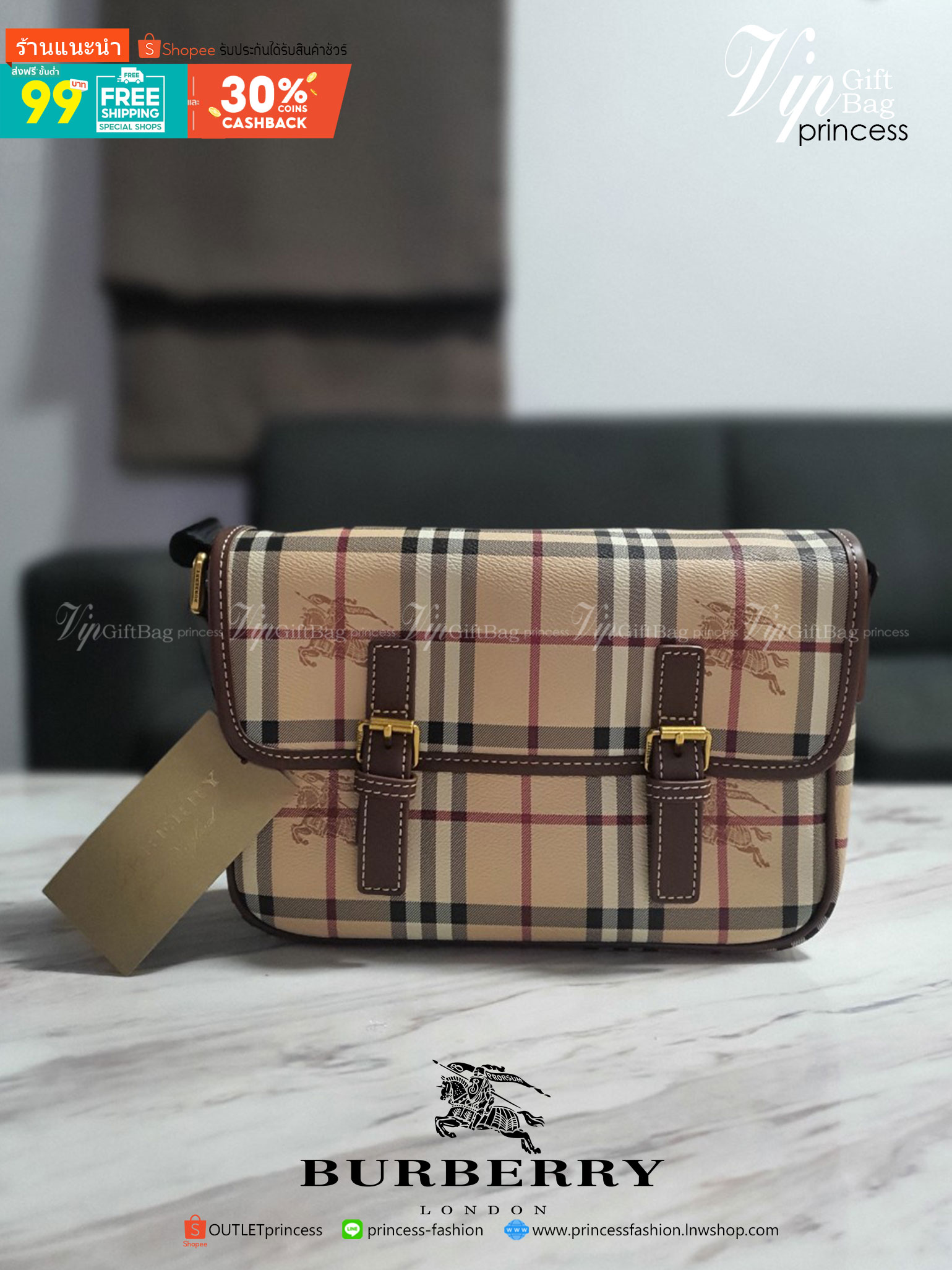 BURBERRY MESSENGER VINTAGE BAG VIP GIFT WITH PURCHASE (GWP) พรีเมี่ยมกิ๊ฟ Limited Edition จาก BURBERRY วัสดุหนังทั้งใบลายวินเทจ ตกแต่งคาดเข็มขัดด้านหน้า เปิดปิดด้วยกระดุมแม่เหล็ก ภายในมีช่องใส่ของโล่งกว้าง สามารถใส่มือถือ ipad mini ของจุกจิกได้ อะไหล่แบรน