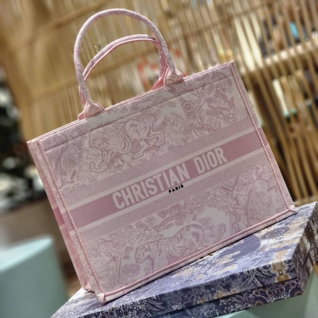 VIP 】HOT ARRIVAL!! DIOR CD SHOPPING BAG WITH GWP กระเป๋าทรงช้อปปิ้งใบใหญ่ จุใจ!! พรีเมี่ยมกิ๊ฟรุ่นดับเบิ้ลฮอต ดีไซน์คลาสสิควินเทจ สวยหรู วัสดุผ้าแคนวาสลายกราฟฟิค ภายในโล่งกว้างมากๆ ใส่ของจุสุดๆ โน้ตบุ้ค ไอแพด กระเป๋าสตางค์ มือถือ หรือเสื้อผ้ายังได้ สะพายค