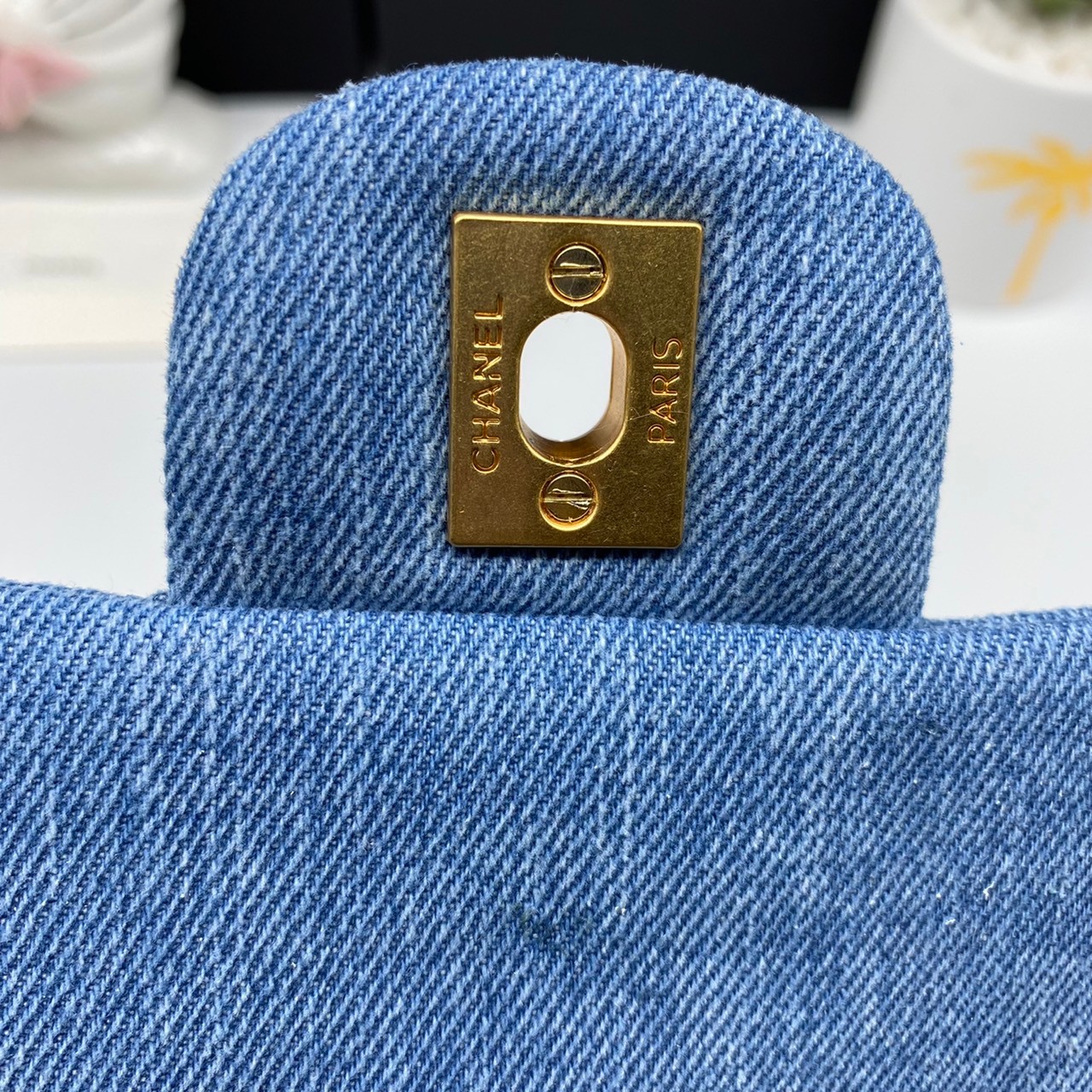 CHANEL Flap Bag Denim Pearl Gold Hardware 20cm พร้อมส่งที่ไทย วัสดุผ้าเดนิมสีน้ำเงินแท้ พร้อมฮาร์ดแวร์โทนสีทองโบราณ และมีฝาปิดด้านหน้าปิดแบบเทิร์นล็อค CC ซิกเนเจอร์ของแบรนด์ ภาพสินค้าถ่ายจากงานขายจริง ใช้งานต่างประเทศได้