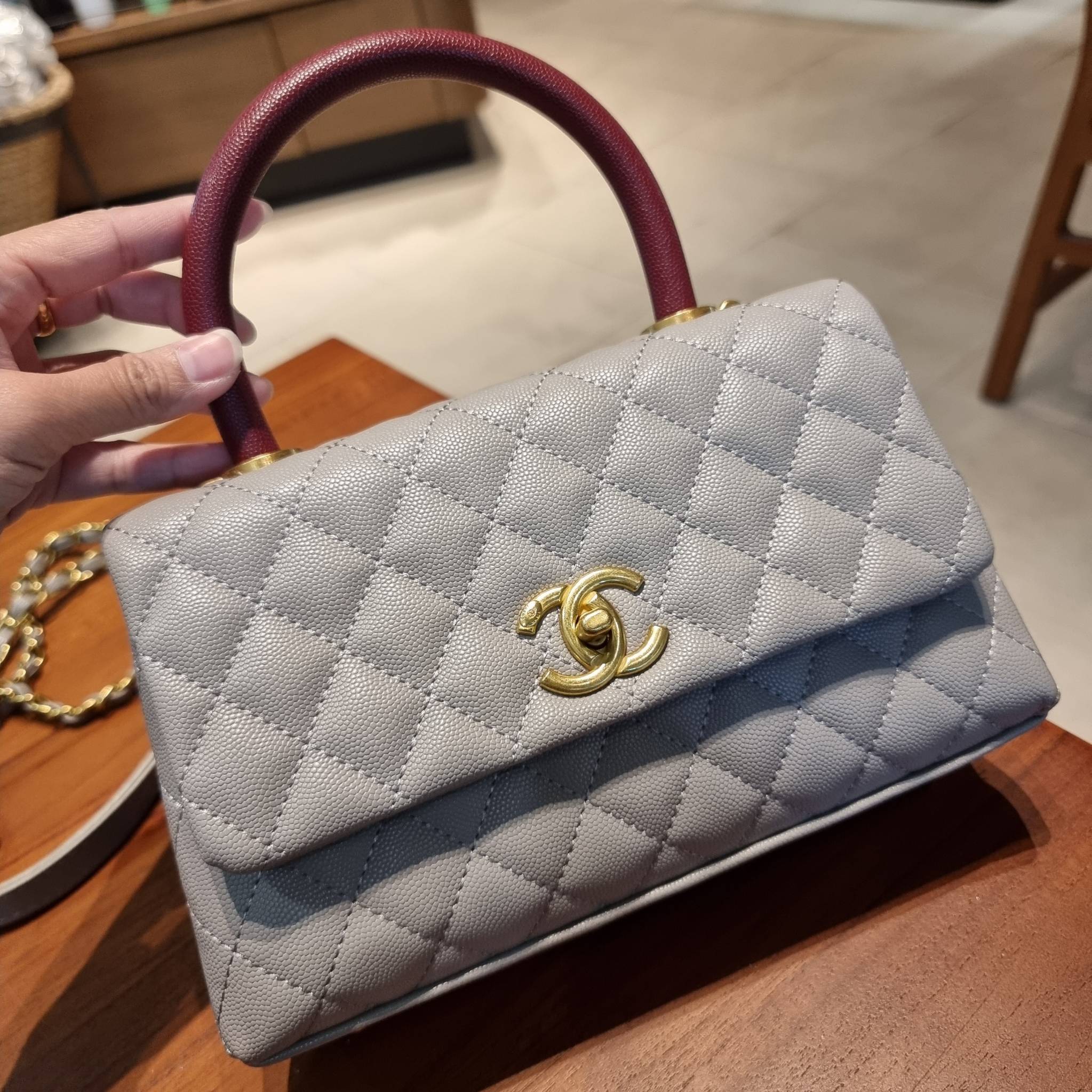 VIP 】รุ่นยอดฮิตตลอดกาล ไซส์กำลังสวย!! จากแบรนด์ Chanel กระเป๋าถือ/สะพาย หนังลายคาเวียร์ โลโก้เด่นชัด เปิด-ปิดกระเป๋าด้วยตัวบิดล็อค อะไหล่สีทองหรู ทรงสวยผู้ดี ภายในกระเป๋ามีช่องโล่งกว้างจุของได้พอสมควร มีช่องซิปแบ่งสัดส่วน ด้านหลังมีช่องเก็บของจุกจิกอีก 1 