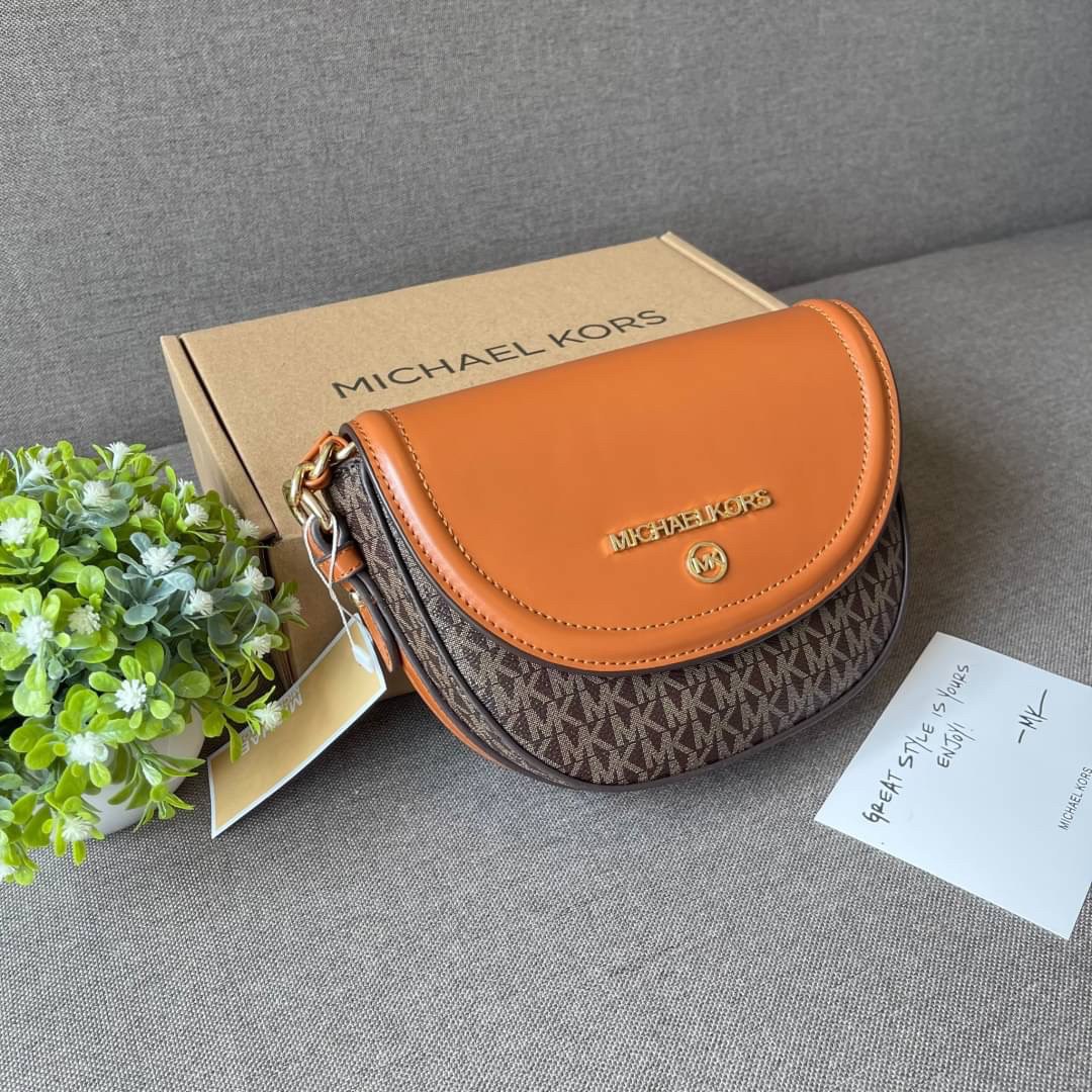 MICHEAL KORS กระเป๋าแบรนด์ดังจาก michael kors กระเป๋าทรงยูสุดชิค งานดี หนังสวยมากก เปิดปิดด้วยกระดุมแม่เหล็ก สายสะพายปรับระดับได้ มาพร้อมกล่อง+การ์ด เลอค่ามากแม่!