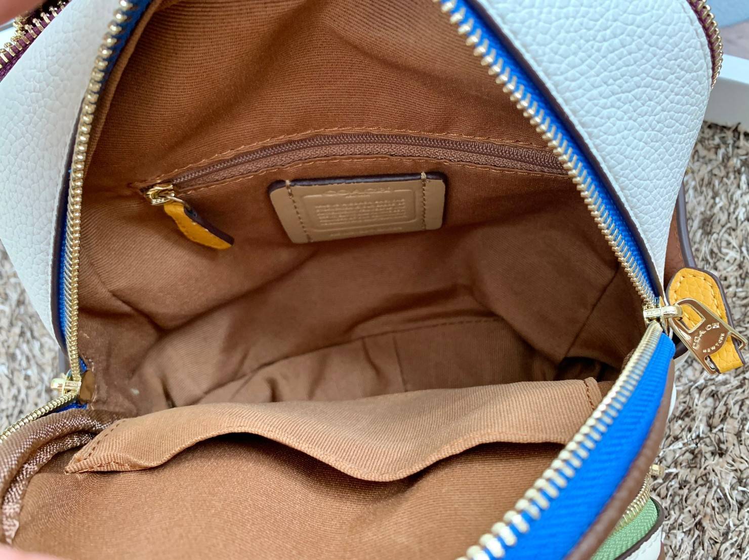 COACH MINI COURT BACKPACK WITH RAINBOW COACH ((CA624)) 🌈ต่อกันเลย สวยกันก่อน วางน้องไม่ลงเลยจริงๆค่าา😍 พร้อมส่ง! ยังไม่เข้าไทย กับกระเป๋าสะพายหลังแบบมีหูหิ้วในตัว บอกก่อนเลยว่าหนังของน้องทั้งนิ่ม ทั้งสวย อย่างดีเลยค่ะ