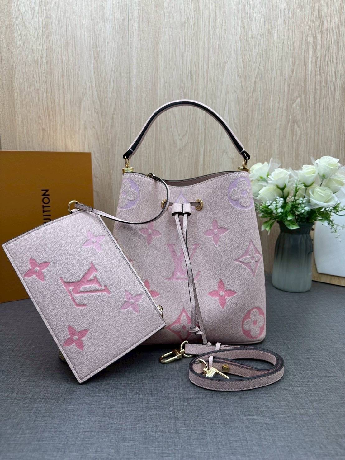 ORI หนังแท้ | LV NeoNoe MM Bucket bag Monogram Flower กระเป๋าสะพายทรงบัคเก็ต ลาย Monogram Flower โดดเด่นเพิ่มสไตล์ มีเสน่ห์ชวนหลงใหล