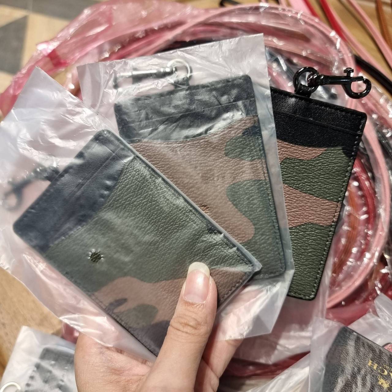 COACH C3305 ID LANYARD IN COLORBLOCK SIGNATURE CANVAS ง่ายๆแบบไม่ธรรมดา!! คลาสสิคแต่มีดีเทลโดดเด่น!! กระเป๋าถนอมบัตร พร้อมสายคล้องคอ ดีไซน์ลวดลายสวย ดูดีทุกแบบ ใช้งานง่าย พกพาสะดวก จะใส่บัตรพนักงาน บัตรเครดิต บัตรปชช. ใบขับขี่ และบัตรอื่นๆที่อยากจะใส่!! ต