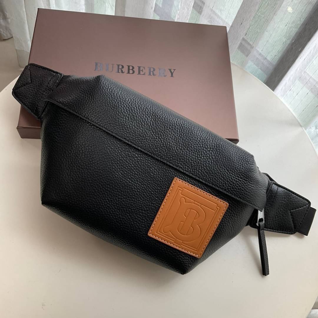 Burberry Medium Monogram Motif Leather Bum Bag / BURBERRY BELT LEATHER VIP วัสดุหนังแท้เต็มใบ คาดเอว คาดอกแบบ UNISEX ใช้ได้ทุกเพศ ด้านหน้าประดับลายแบรนด์สีน้ำตาลสุดเท่ ด้านในเปิดปิดด้วยซิปยาว ใส่มือถือได้ทุกรุ่น