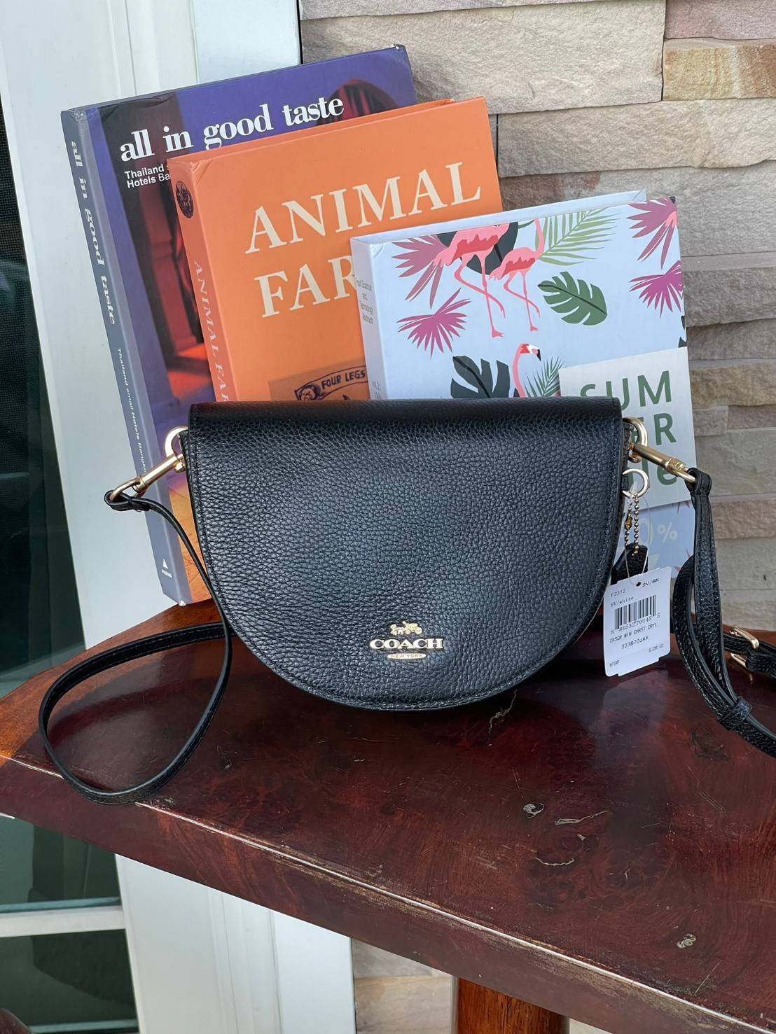 พร้อมส่งที่ไทยครบทั้ง6สีค่ะ 😘 Coach Ellen Crossbody In Signature ((C1432)) กระเป๋าทรงฮาฟมูนรูปทรงคลาสสิก ออกแบบให้มีลักษณะโค้งมน ไม่ดูเป็นทรงแข็งจนเกินไป ดีไซน์และสีของกระเป๋ายังเรียบง่าย เข้าได้กับทุกชุด สะพายครอสบอดี้ร์//สะพายข้าง หรือถือแบบคลัท