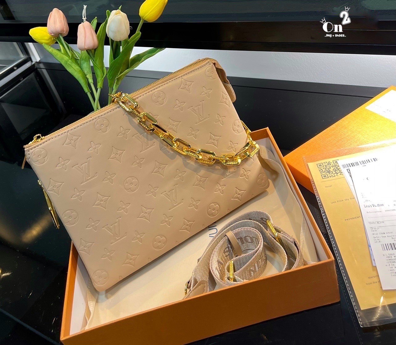 LV HANDLE POUCH MONOGRAM / LV Coussin PM Bag กระเป๋าสะพายกึ่งคลัชท์ สุดล้ำ มาแรงมาก ด้วยความสวยปังตั้งแต่แรกเห็น วัสดุหนังแกะสังเคราะห์ปั๊มลายสวยคม มาพร้อมสาย 2 เส้น เลิศๆ มีสายโซ่ที่มีดีเทลละเอียดไม่ซ้ำ และสายสปอร์ตครอสบอดี้ ที่จะคล้องไว้ทั้งสองเส้นก็ดีง