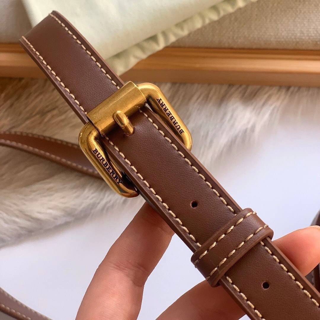 BURBERRY CROSSBODY VINTAGE BAG VIP GIFT WITH PURCHASE (GWP) พรีเมี่ยมกิ๊ฟ Limited Edition จากBURBERRY วัสดุหนังPVC สวยอยู่ทรง เปิดปิดด้วยฝาปิดกระดุมแม่เหล็กประดับริบบิ้นพู่