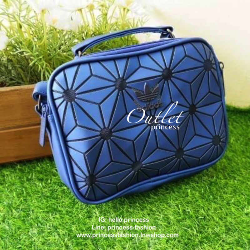 adidas mini airline bag *outlet* กระเป๋าสะพายข้างทรงสปอร์ต ด้านหน้าติดโลโก้แบรนด์ ดีไซน์ลาย 3D ด้านหลังเป็นหนังเรียบ มีช่องซิปสามารถใส่สิ่งของได้ รุ่นนี้เปิดปิดด้วยซิปคู่ ซิปปั๊มแบรนด์ทุกจุด ด้านในเป็นช่องกว้าง มีช่องซิป สายสะพายยาวสามารถปรับระดับได้ สาวก