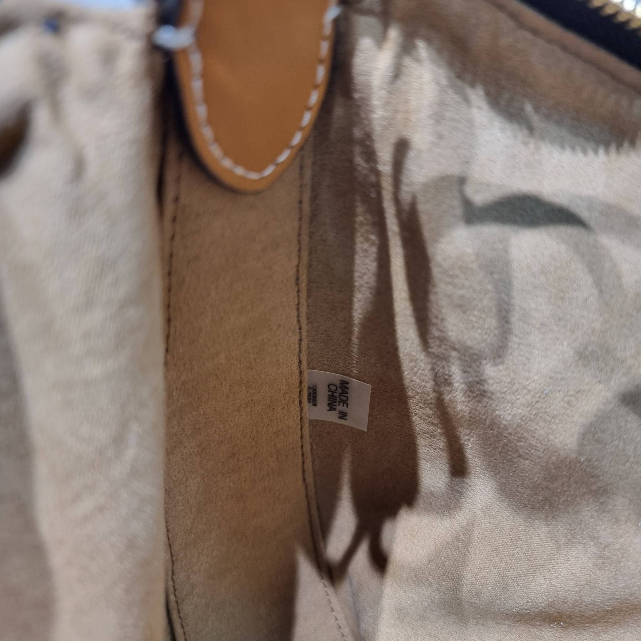 ใบใหญ่ 35cm Tory Burch T Monogram Medium Crescent Bag / TORY BURCH T MONOGRAM JACQUARD CRESCENT BAG ไซส์ใหญ่กับไอเท็มสุดร้อนแรง เซเลปรีวิวเยอะมาก!! สาวๆตามหากันไปอีก กระเป๋าทรง half moon ที่ดีไซน์บนผ้า jacquard ลวดลายซิกเนเจอร์ เรียบหรู ผู้ดีมากแม่!