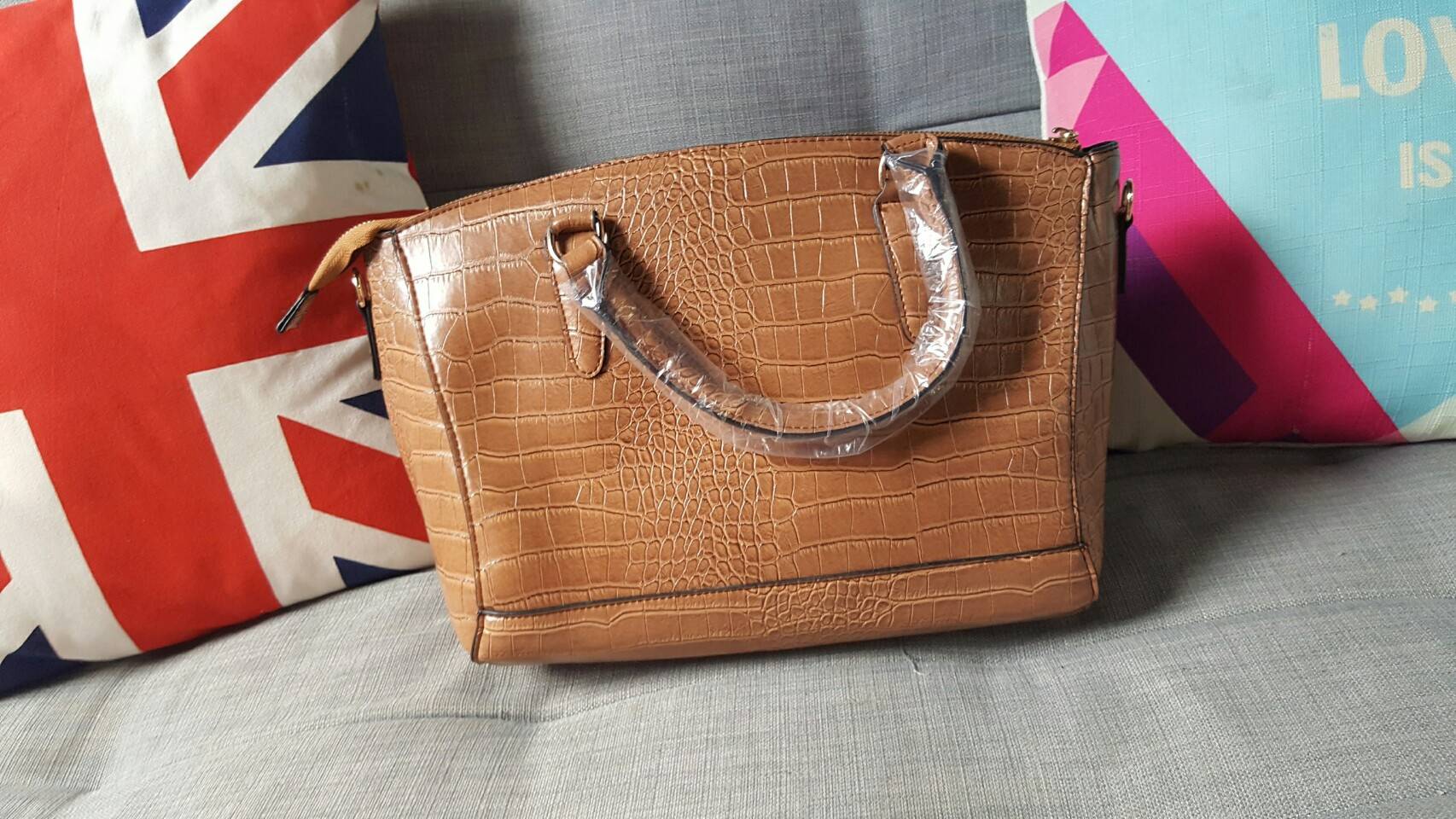 Mango touch croc tote bag กระเป๋าสะพายสุดคลาสิค ทรงสุดหรู New Collection ยี่ห้อ MANGO TOUCH แท้ รุ่น Croc Tote Bag วัสดุหนังลายปั๊ม หนังจระเข้ ตั้งอยู่ทรงสวย อะไหล่ทองทั้งใบออกแบบหนังแบนเวลาวาง แต่งให้หรู ด้วยอะไหล่ทอง ทั้งใบ มาพร้อมสายสะพายยาวปรับได้ค่ะ 