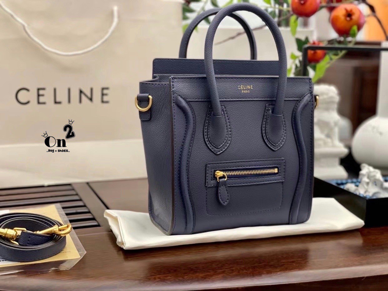 พร้อมส่งรุ่นยอดฮิต!! CELINE HANDLE BAG VIP / Celine Nano Luggage Bag กระเป๋าหนังแท้ ขนาดกำลังดี เปิดปิดด้วยซิปอะไหล่ทองมีที่จับหนัง ด้านในกว้าง มาพร้อมช่องซิปอีกช่อง เป็นอีกทรงที่ฮิตมานานข้ามปี มาพร้อมสายยาวสะพายแบบ CROSSBODYได้ หรือจะถือออกงานก็สวยหรูอีก