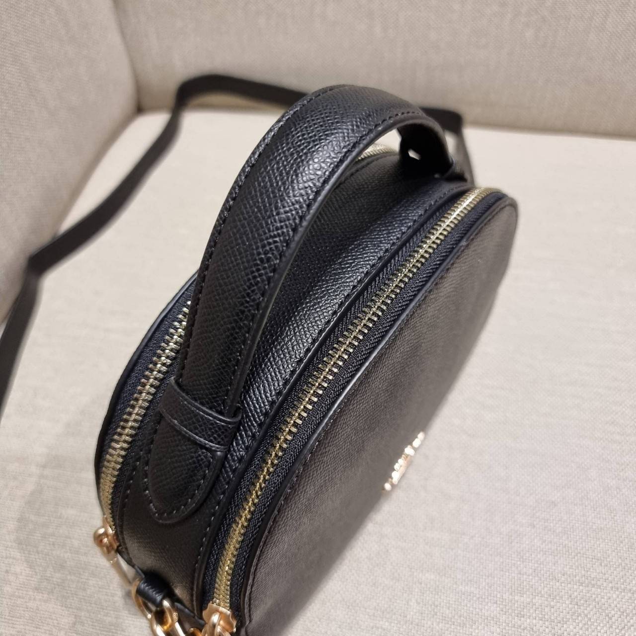 COACH 1589 SERENA SATCHEL กระเป๋าสะพายคอลเลคชั่นยอดฮิต ดีไซน์ลุคผู้ดี ต้องยกให้น้องใบนี้เลย!! จัดสีคุณหนูมาให้ สวยตาแตก!! วัสดุหนัง crossgrain ทนทาน เปิด-ปิดด้วยซิป 2 ช่องหลัก ภายในเป็นช่องโล่ง เก็บของได้แบบสบายๆ ใส่มือถือได้ทุกรุ่น สามารถหยิบไปแมทช์ได้ง่