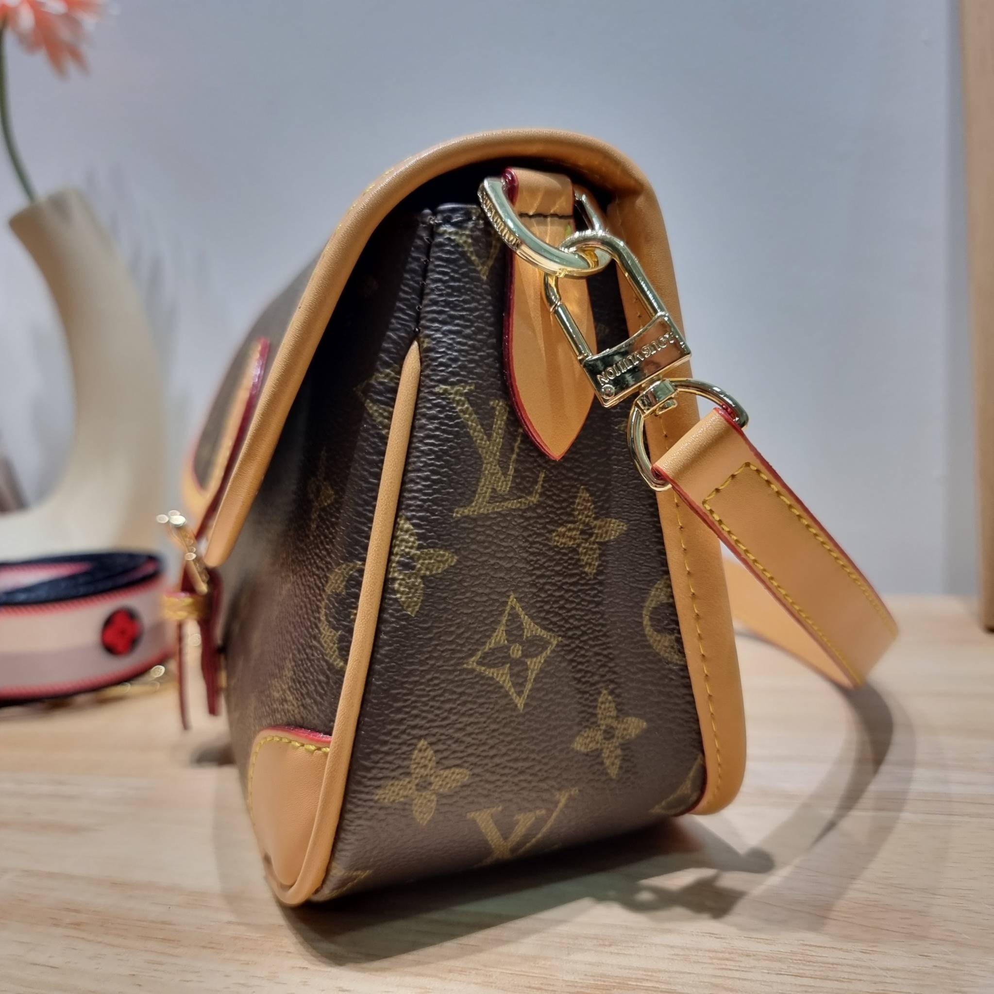 LV Diane Monogram Bag / LV multi handbag กระเป๋ามัลติฟังก์ชั่นสุดคุ้ม ดีไซน์ออกมาน่ารักน่าใช้มากๆ วัสดุหนังแคนวาส มีสายมาให้ถึง 2 แบบ สายหนังคล้องไหล่ได้ และสายสปอร์ตครอสบอดี้ได้ ปรับเปลี่ยนใช้ตามลุคแต่ละวันได้เลย