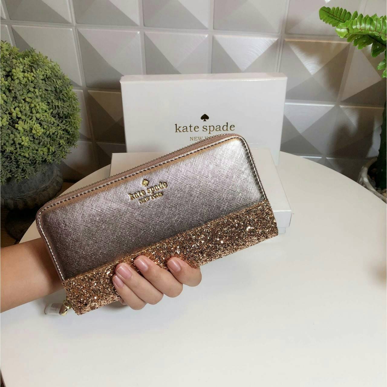 KATE SPADE LONG WALLET กระเป๋าสตางค์ใบยาวรุ่นใหม่ล่าสุดหนัง Saffiano สไตล์ PRADA สวยน่าใช้ตัวกระเป๋าตกแต่งด้วยกลิทเตอร์ ภายในมีช่องซิป1ช่อง และช่องใส่บัตรหลายช่อง ใส่เหรียญ บัตรได้เยอะ ตัวจริงสวยน่าใช้มากค่ะ