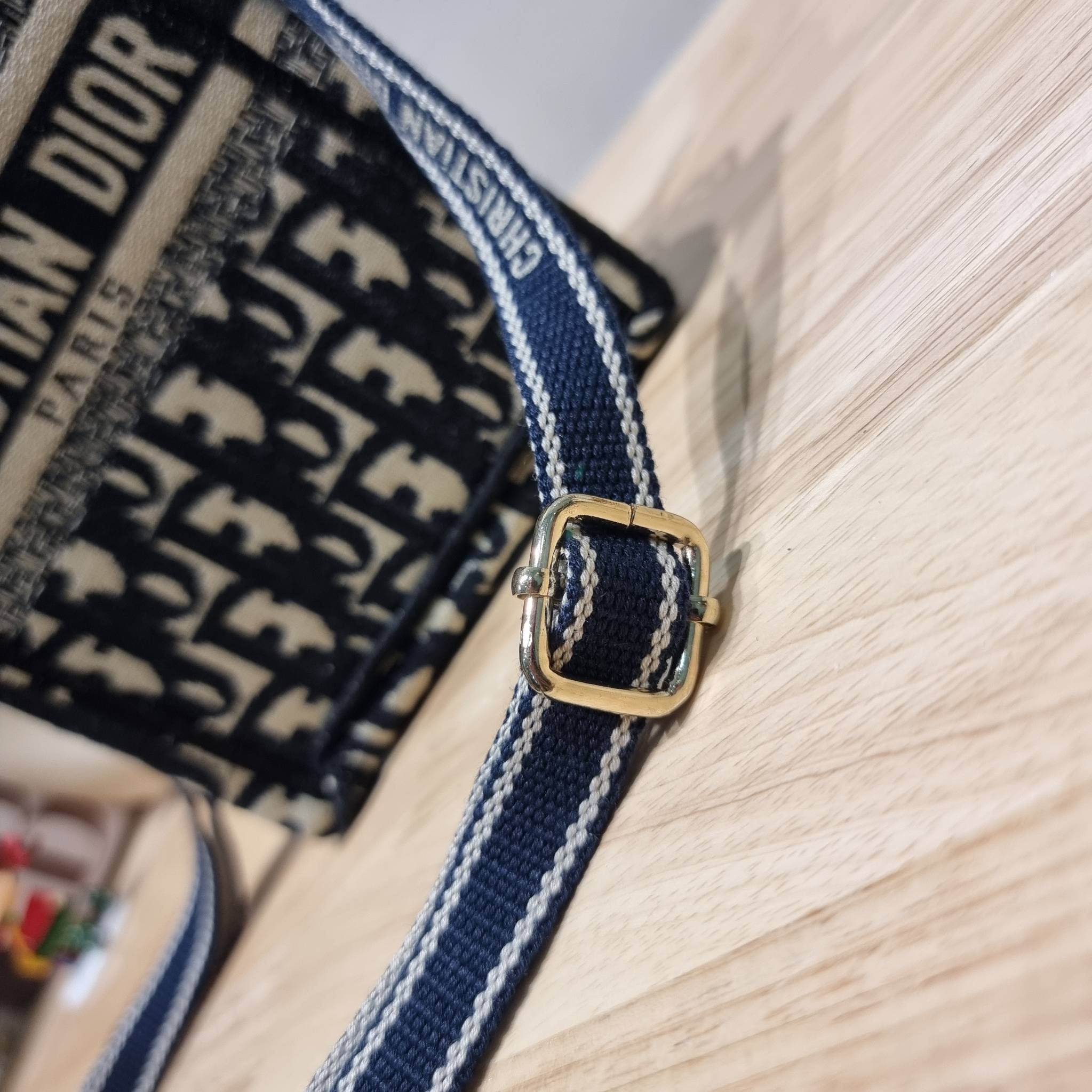 Dior mini book tote phone bag / CD MINI SHOPPING BAG น้องคนสวย ไซส์มินิ ขนาดเล็กน่ารัก น่าใช้มากกกก!! ดีไซน์คลาสสิควินเทจ สวยหรู