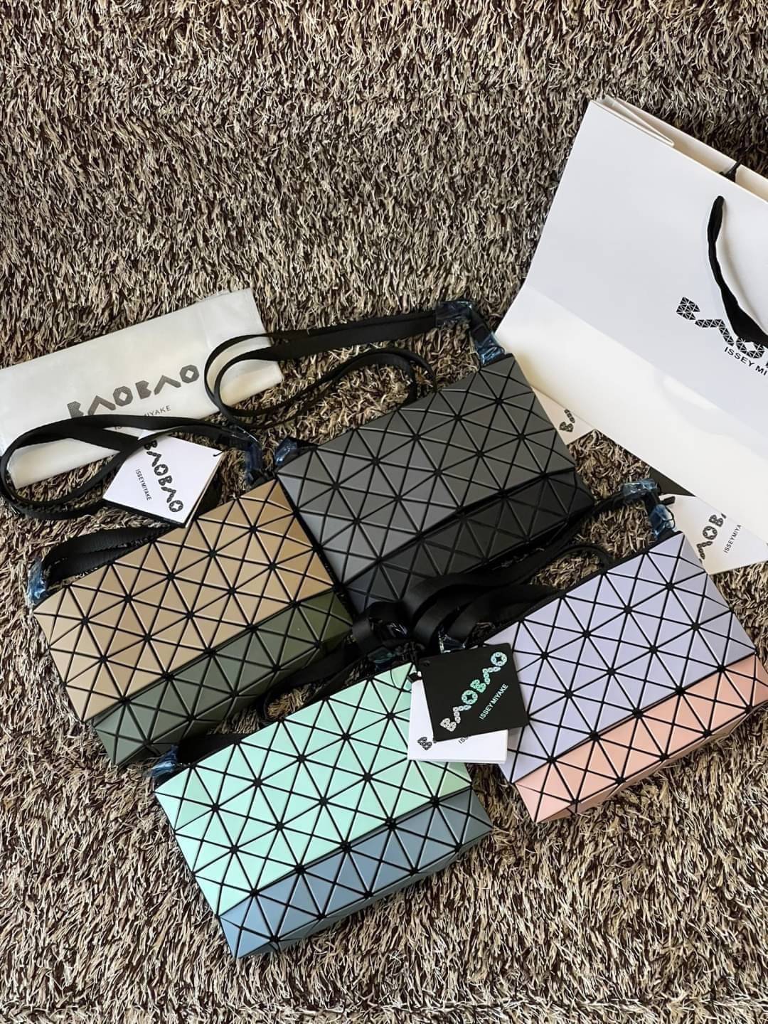 Baobao Issey Miyake Prism Kangaroo crossbody bag กระเป๋าสะพาย Crossbody รูปทรงสี่เหลี่ยมผืนผ้า ไซส์กำลังพอดี เห็นแบบนี้บอกเลยว่าใส่ของสำคัญได้แบบครบถ้วน ไม่ว่าจะเป็นโทรศัพท์ กระเป๋าตังค์ หรือพาวเวอร์แบงค์ จัดเป็นอีกหนึ่งรุ่นที่น่ารัก สายสะพายปรับได้ตามควา