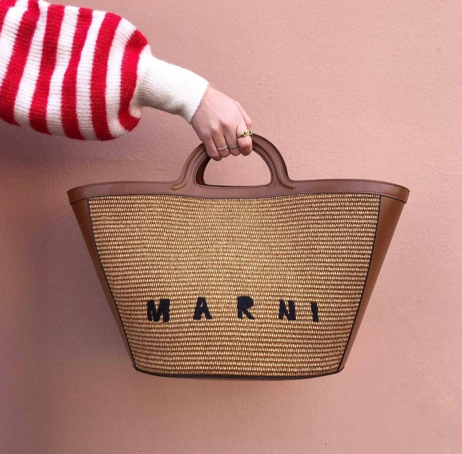 หนังแท้ MARNI TROPICALIA BUCKLE BAG / MARNI BUCKET SUMMER กระเป๋าทรงบัคเก็ต เป็นรุ่นที่หายากเย็นเหลือเกิน ใช้งานง่ายขนาดใหญ่จุของได้เยอะ พร้อมสายสะพายยาว ราคาดีมาก ทำจากหนังแท้เกรดออริจินอล เนื้องานละเอียดปราณีต ภาพสินค้าถ่ายจากงานขายจริง ใช้งานต่างประเทศ