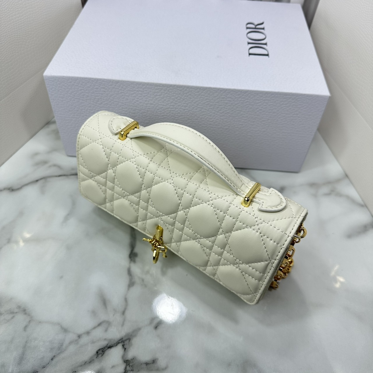 ORI หนังแท้ | My Dior Mini Bag / Dior Clutch Bag กระเป๋าสะพายทรงคลัชทันสมัย หรูหราสง่างาม จะถือหรือสะพายก็ดูดีมีระดับ กระเป๋าที่ใช้งานได้จริงใบนี้ใส่ของจำเป็นได้ครบถ้วน