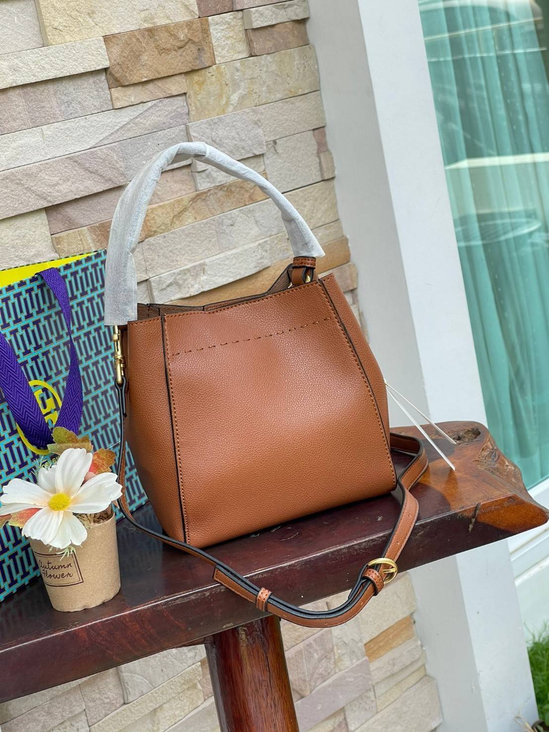 TORY BURCH McGraw Small Bucket Bag ดีไซน์ทรงตะกร้าแสนน่ารัก ดีเทลสะดุดตา รูปทรงจดจำง่าย สาว ๆ คนไหนที่เบื่อกระเป๋าถือทรงเดิม ๆ ลองมาดู Collection นี้กันดีกว่าค่ะ