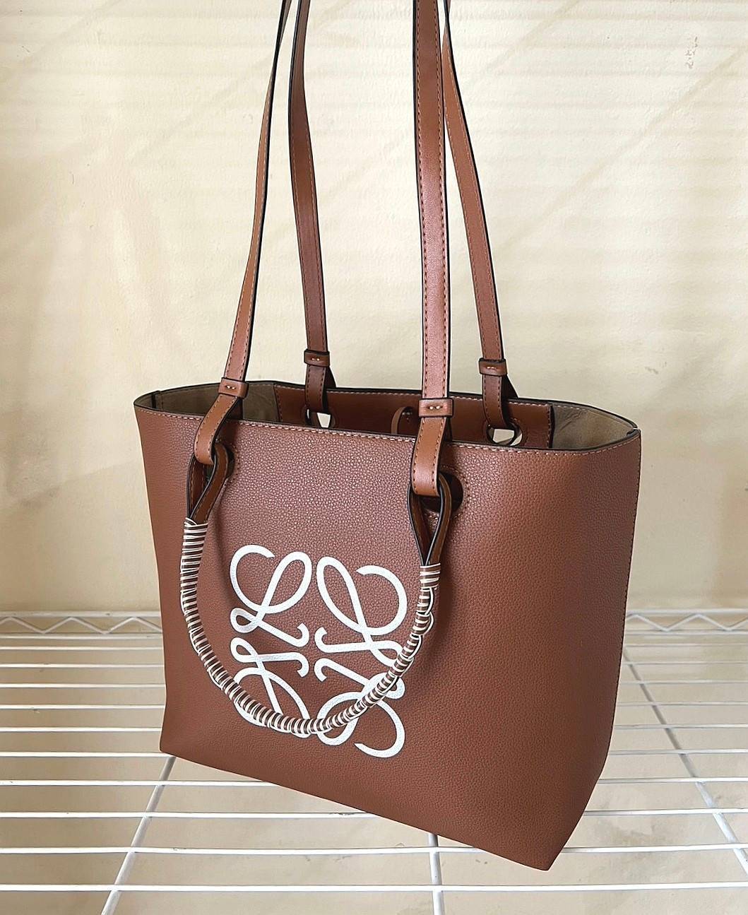 LOEWE TOTE BAG / Loewe Anagram printed leather tote bag / LOEWE HANDLE & SHOULDER BAG รุ่น Rare items กระเป๋าทรงโท้ทหนังนิ่มเทคเจอร์สวยดีไซน์สุดหรูคงเอกลักษณ์แบรนด์