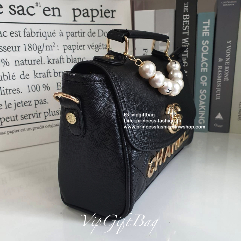 CHANEL VIP GIFT SHOULDER BAG รุ่น LIMITED จากงาน VIP GIFT(GWP) **มันดียยยย์มากแม่ ของแท้100% วัสดุหนังคาเวียร์เต็มใบ ด้านหน้าประดับโลโก้ทองสุดหรู ประดับสายร้อยลูกปัด CHANEL ฝากระเป๋่เปิดปิดด้วยกระดุมแป้กหมุน ด้านในรูดซิปอีกชั้น ช่องใหญ่กว้าง ด้านนึงเป็นช่