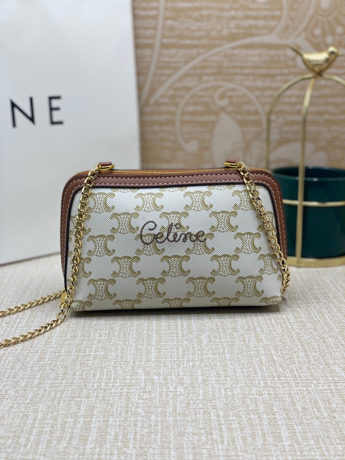 CELINE POUCH 16cm / CELINE TRIOMPHE Triumphal Arch Canvas / CELINE CLUTCH WITH CHAIN ภาพถ่ายจากสินค้าจริง พร้อมส่งที่ไทย ใช้งานต่างประเทศได้ กระเป๋าคลัทช์ดีไซน์เรียบหรูออกแบบมาได้อย่างลงตัว