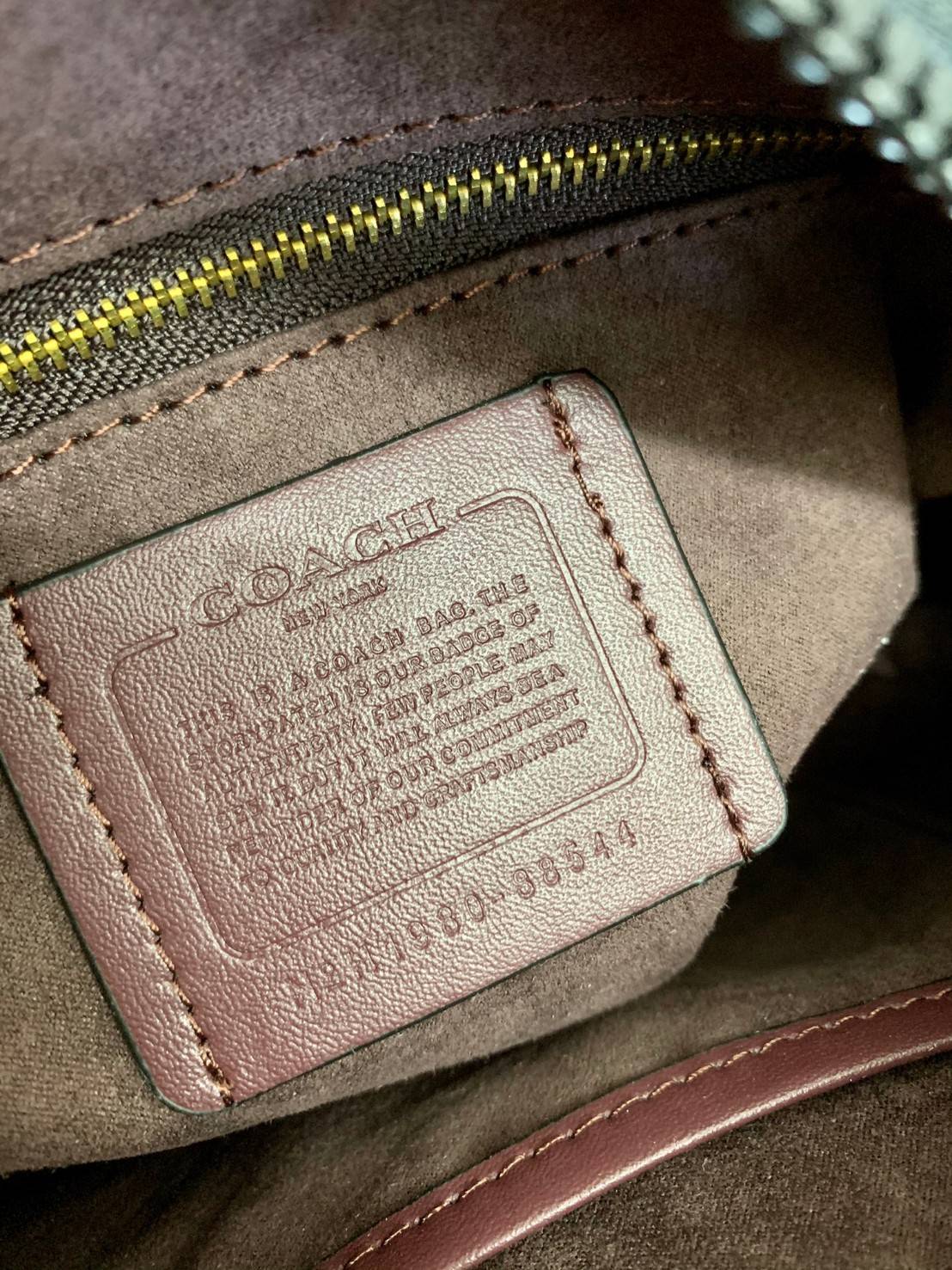 COACH KAT CROSSBODY WITH HORSE AND CARRIAGE PRINT ((88480//88544)) พร้อมส่งค่ะ! กระเป๋าสะพายแบบครอสบอดี้ร์ หนังแท้อย่างดี ตัวกระเป๋าเก๋ด้วยการพิมพ์ลายรถม้าค่ะ ด้านหน้ามีช่องกระดุมแม่เหล็กสำหรับใส่ของจุกจิกได้ พร้อมโลโก้แบรนด์สุดหรู