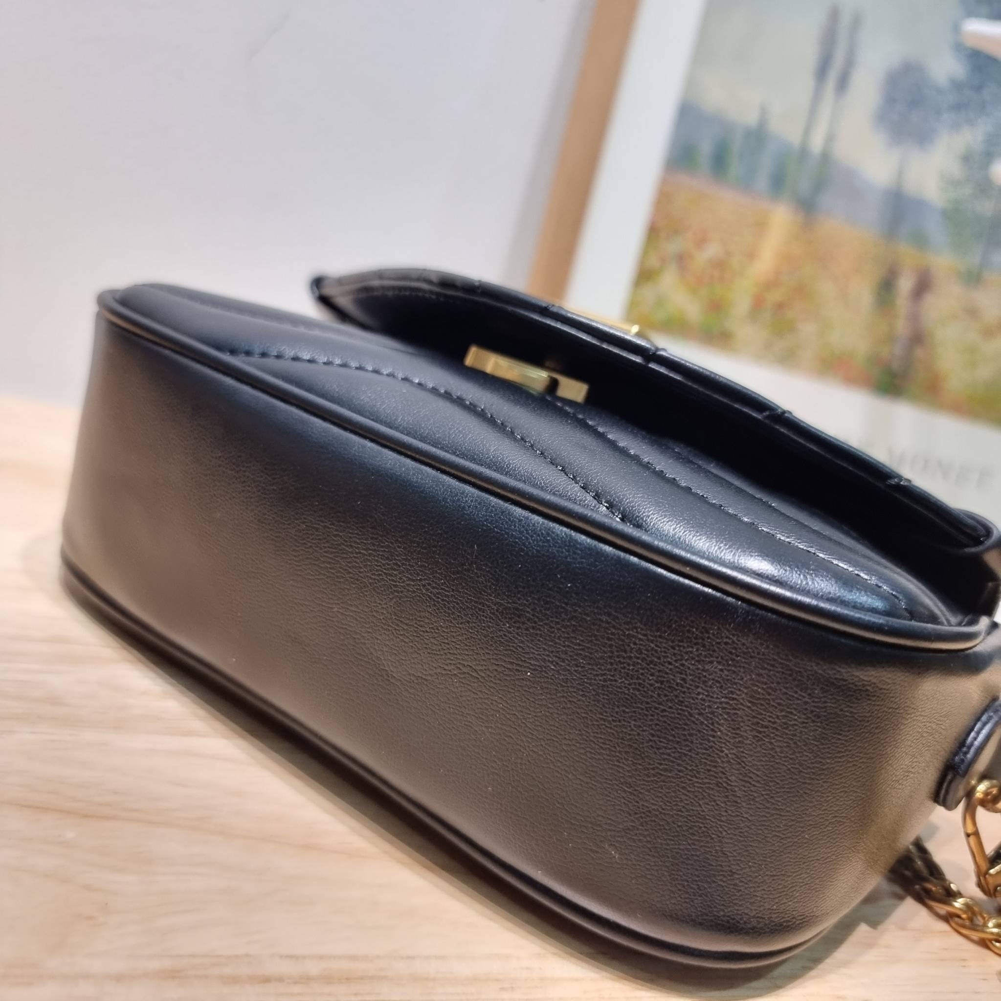 LV new wave pochette multi bag กระเป๋าสะพายมัลติฟังก์ชั่น มาพร้อม box set รับรองว่าดีงาม ลูกเล่นคลาสสิคผสานความวินเทจ มีสายสะพายให้ 2 เส้น และกระเป๋าใบลูก เล็กน่ารัก