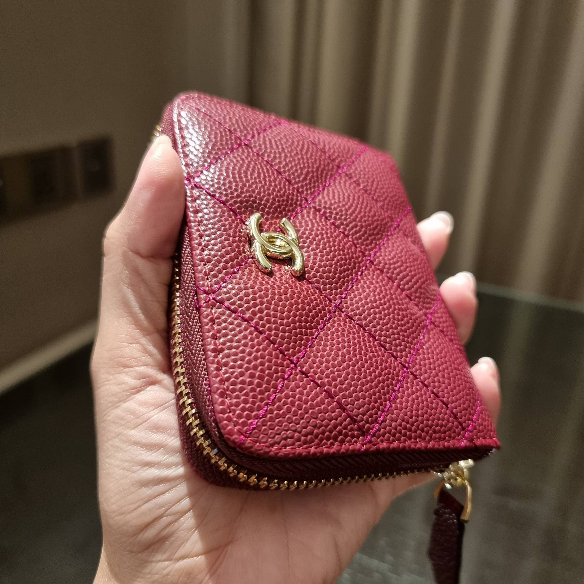 กระเป๋าสตางค์ใบสั้นรุ่นซิปรอบ จาก Chanel เรียบหรู ดูไฮน์ วัสดุหนังสังเคราะห์ลายคาร์เวีย ด้านในเป็นหนังซาฟเฟียโน่ เปิด-ปิดด้วยซิป รูดใช้งานง่าย ภายในกระเป๋ามีช่องใส่บัตร ใส่ธนบัตรได้ (แบบพับ) ดีไซน์เรียบหรูตามสไตล์ ใช้แล้วเฮง ใช้แล้วรวย จัดเลยจ้าา 🥰