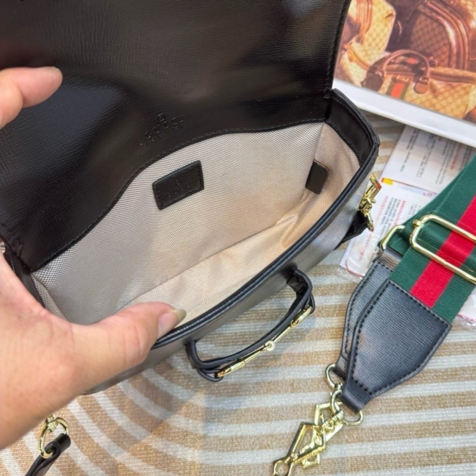GUCCI Horsebit 1955 small shoulder bag เป็นรุ่นที่มาเพิ่มกี่รอบก็ไม่เคยพอ!! เด็ดสุด!! ฮ็อตสุด!! ให้สิบว้าวไปเลยกับใบนี้ 🤩🤩 กระเป๋าสะพายไหล่/สะพายข้างทรงคลาสสิค สวยผู้ดี ดารา เซเลปใช้กันเพียบ สวยอยู่ทรง