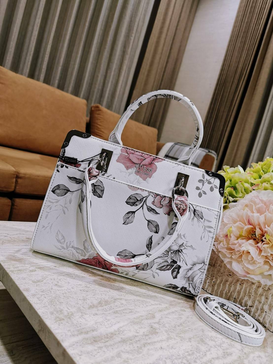 GUESS WOMAN CROSS BODY BAG กระเป๋าถือ/สะพายรุ่นใหม่ล่าสุดจาก GUESS FACTORY หนังสวยอยู่ทรงแข็งไม่ย้วย ขนาดกำลังดี น้ำหนักเบาด้านหน้าประดับโลโก้แบร์นพร้อมอะไหล่เงินที่หูหิ้วและมุมขอบกระเป๋าเพิ่มดีเทลเก๋ หูจับเเข็งแรงพับลงได้ เปิดปิดด้วยซิปสะดวกใช้ ภายในมีโล