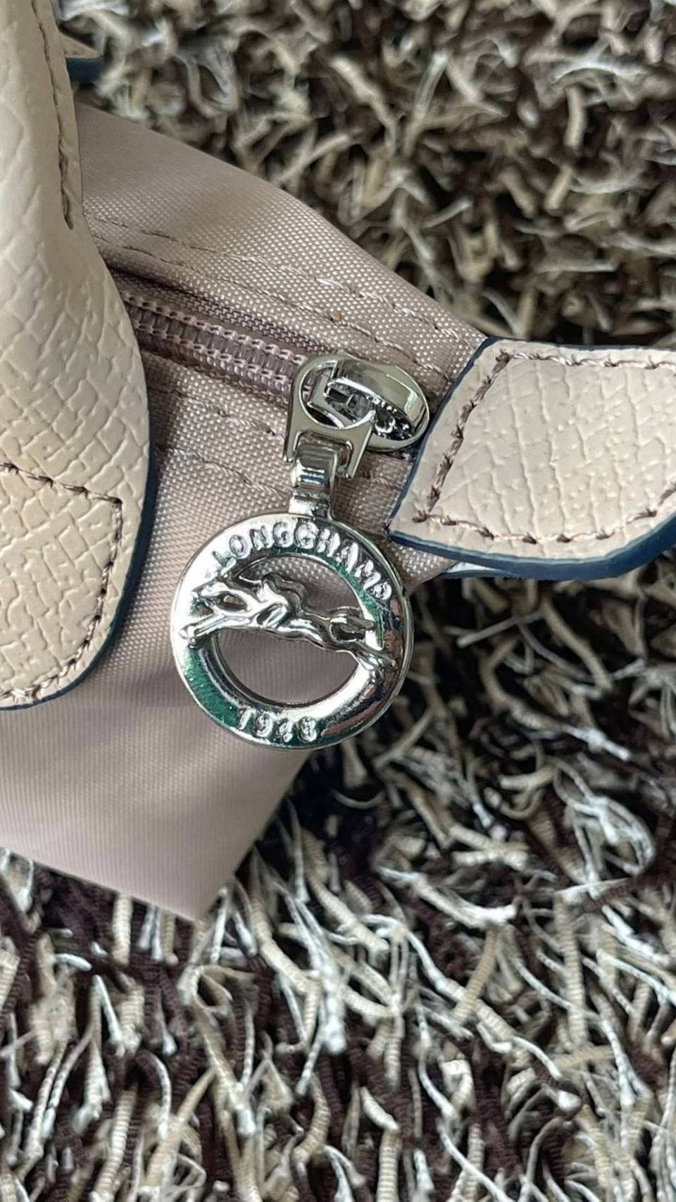 LONGCHAMP LE PLIAGE ORIGINAL Pouch with handle กระเป๋าถือขนาดมินิทรงpouch ให้ความหรูหราจาก Le Pliage (เลอ ปลิยาจ) ในขณะที่ที่ปิดแบบซิปช่วยให้คุณมั่นใจได้