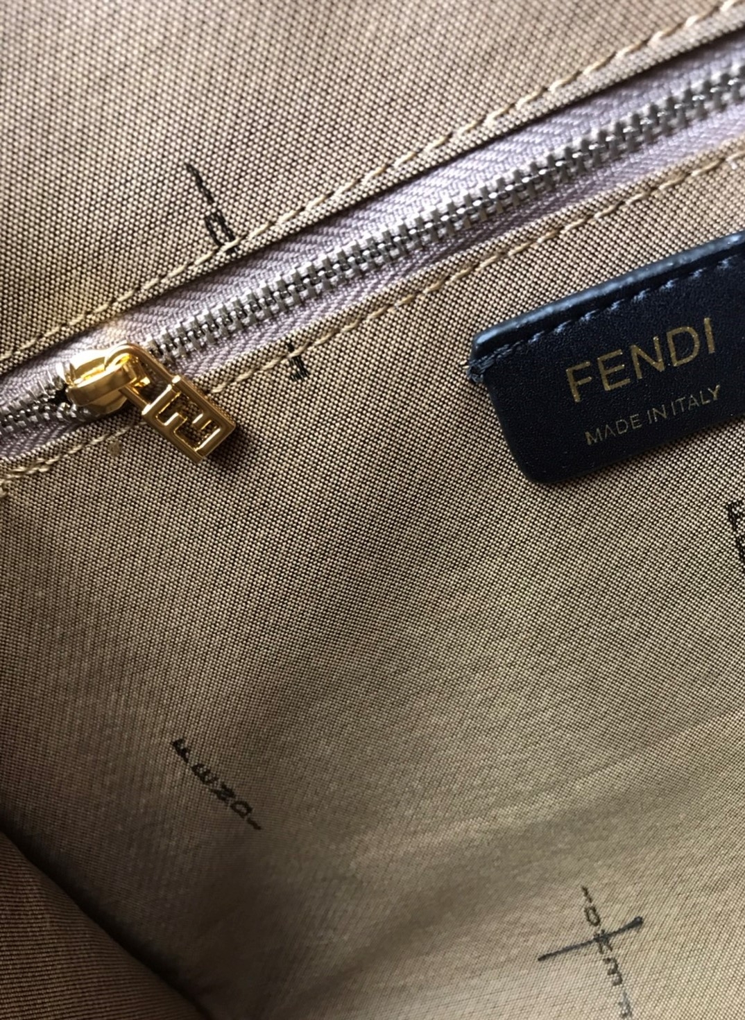 พรีเมี่ยมกิ๊ฟแท้ 100% 】Fendi New Tote Gift bag กระเป๋าถือหรือสะพายไหล่ วัสดุผ้า canvas ปักลายแบรนด์ น้ำหนักเบา ภายในโล่ง จุของได้เยอะ สวยหรู ดูดี คุณนายสุดๆ ไอเท็มแนะนำเลยค่า