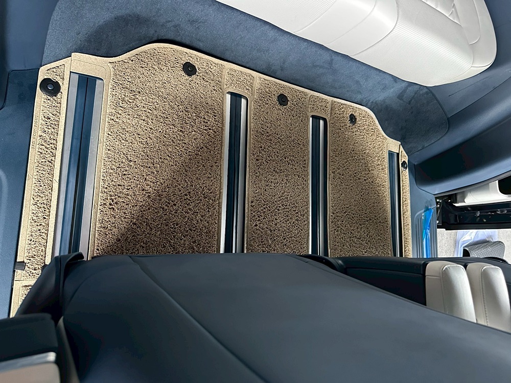 พรมไวนิลดักฝุ่น ZEEKR 009 พรมดักฝุ่นในรถ ซีคเกอร์ เกรดA ใยหนานุ่มพิเศษ เข้ารูป เต็มคัน