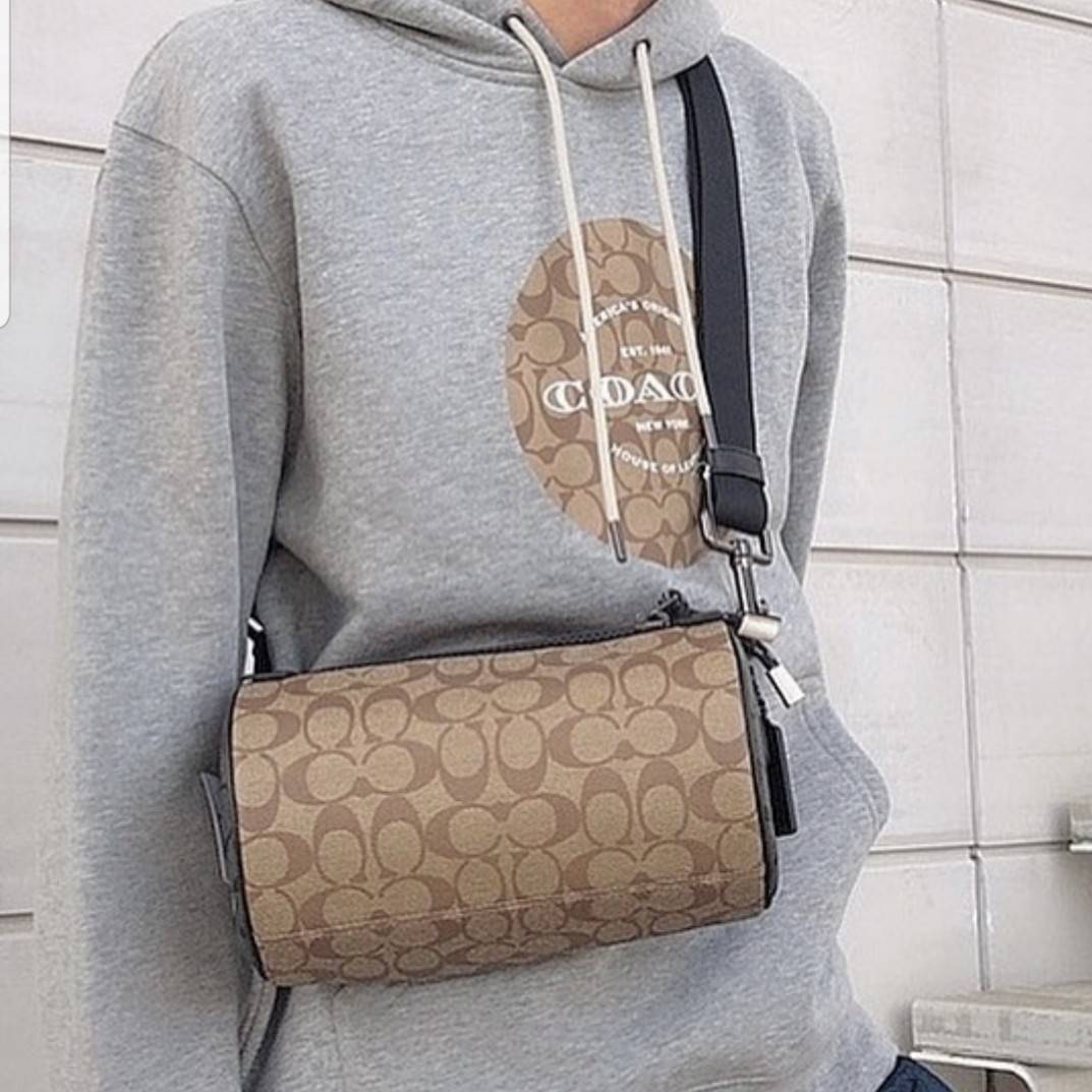 COACH BARREL SIGNATURE CANVAS CROSSBODY (C2957) กระเป๋าสะพาย ทรงเก๋ ขนาดกำลังดี ที่บอกได้คำเดียวว่า เท่ไม่หยอก!! คือดีย์มาก!!// วัสดุแคนวาส ผสมหนังแท้ ลาย SIGNATURE รูปทรงกระบอก// เปิด-ปิด ด้วยซิบ ด้านในโล่งกว้าง เก็บของได้เยอะ// มาพร้อมสายสะพาย สายสปอร์ต