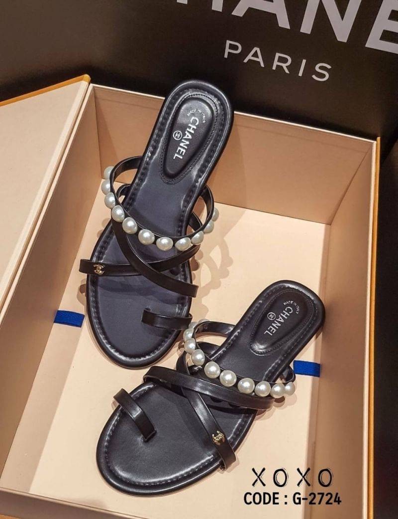 Chanel Sandels with Pearl แตะ สวม ชิคๆ วัสดุหนัง PU สวมโป้งคาดครอสเอ็กซ์ ด้านบนแต่งไข่มุกสวยละมุน พร้อมติดอะไหล่โลโก้แบรนด์