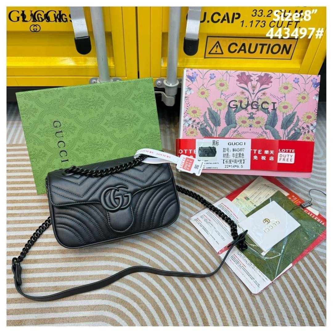 GUCCI GG Marmont small shoulder bag 🖤 กระเป๋าสะพายข้างรุ่นคลาสสิค ดีไซน์ใหม่ อะไหล่ดำ สะพายขับผิว ดูแพง อัพลุคได้สบายๆ เปิด-ปิดด้วยตัวกดล็อคแน่นหนา ด้านหลังดีไซน์รูปหัวใจ 🖤