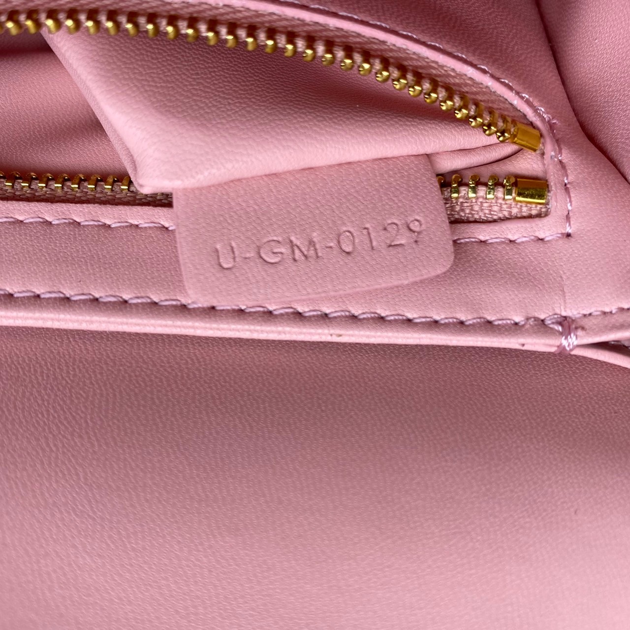 TEEN 18cm : CELINE TEEN TRIOMPHE BAG IN SHINY CALFSKIN / Celine Triomphe Bag / Celine Bag พร้อมส่ง 7 สี เกรดออริ 1:1 กระเป๋าแบรนด์หรูที่ควรมีแห่งปี รูปทรงสี่เหลี่ยมรุ่นฮอตฮิตของเหล่าดาราและเซเลบทั้งหลาย ดีไซต์เรียบหรู